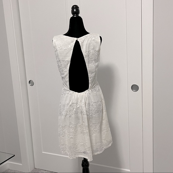 2𝒇𝒐𝒓$60 WORKHALL White lace open back dress sizeS - Picture 2 of 4
